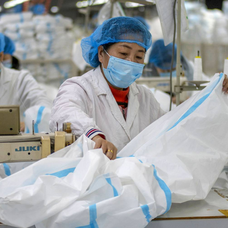 Ruoxuan Bekleidungsfabrik exportierte 450.000 Schutzanzüge in die USA.